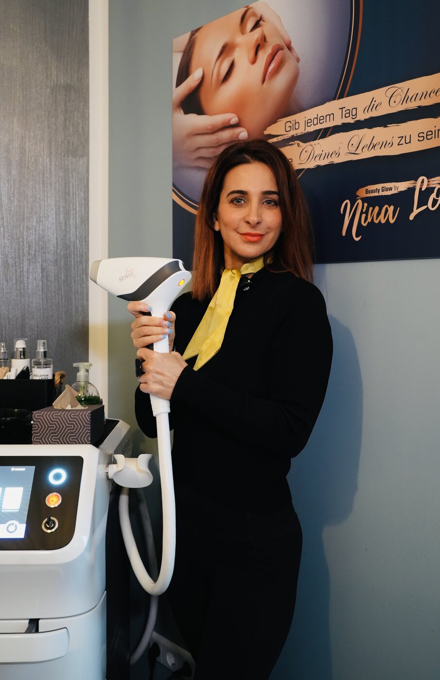 Nina Lo mit dem MeDioStar-Laserhandstück in ihrem Studio Skin Glow in Meißen